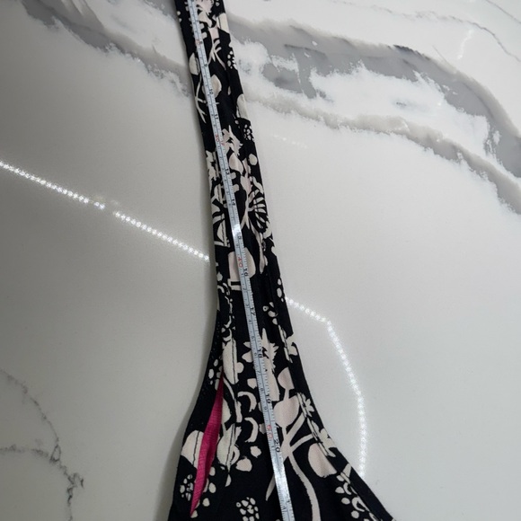 NWOT Thirty-One Vibrant Pink Tote/ Black Floral Crossbody Hobo REVERSIBLE Bag - Picture 10 of 11